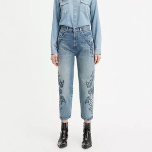 Brand New Without Tags Levi’s Barrel Crop Embroidered Jeans 25